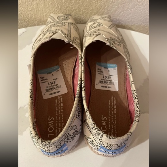 New Never Worn TOMS SHOES SIZE 9 Slip On Womens Flats Casual Beige Rope Design - Picture 4 of 7
